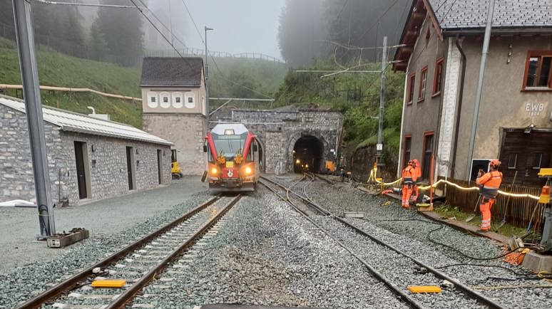 Ein Bild des neu eröffneten Albulatunnels während der erste fahrplanmässige Zug der Rhätischen Bahn durchfährt